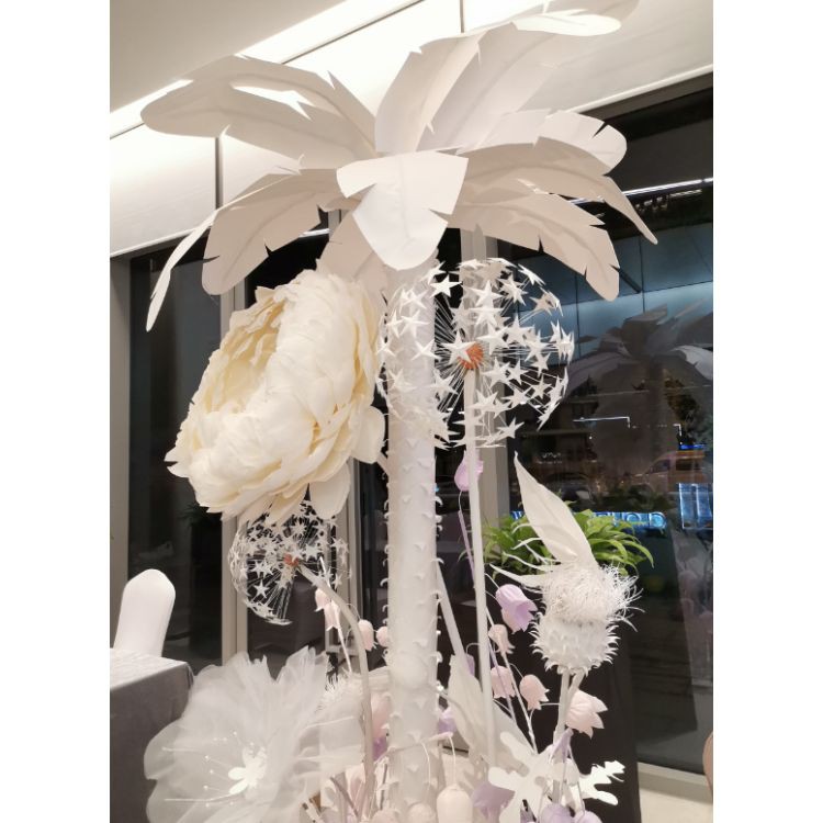 Katta qog'oz kokos daraxtlari